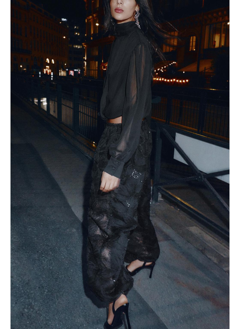 Брюки с пайетками в стиле баллон Брюки с пайетками в стиле баллон