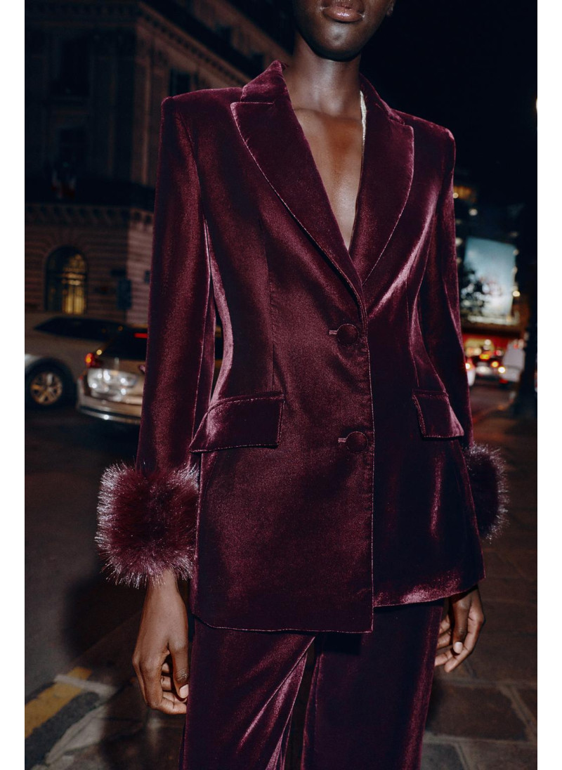 Бархатный блейзер с манжетами из искусственного меха Бархатный блейзер с манжетами из искусственного меха