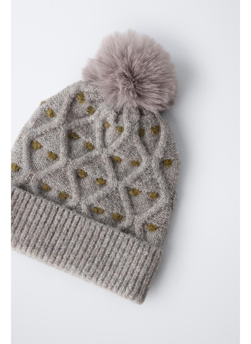 ТРИКОТАЖНАЯ ШАПКА В ГОРОШЕК С ПОМПОНОМ ТРИКОТАЖНАЯ ШАПКА В ГОРОШЕК С ПОМПОНОМ