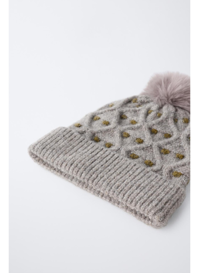 ТРИКОТАЖНАЯ ШАПКА В ГОРОШЕК С ПОМПОНОМ ТРИКОТАЖНАЯ ШАПКА В ГОРОШЕК С ПОМПОНОМ