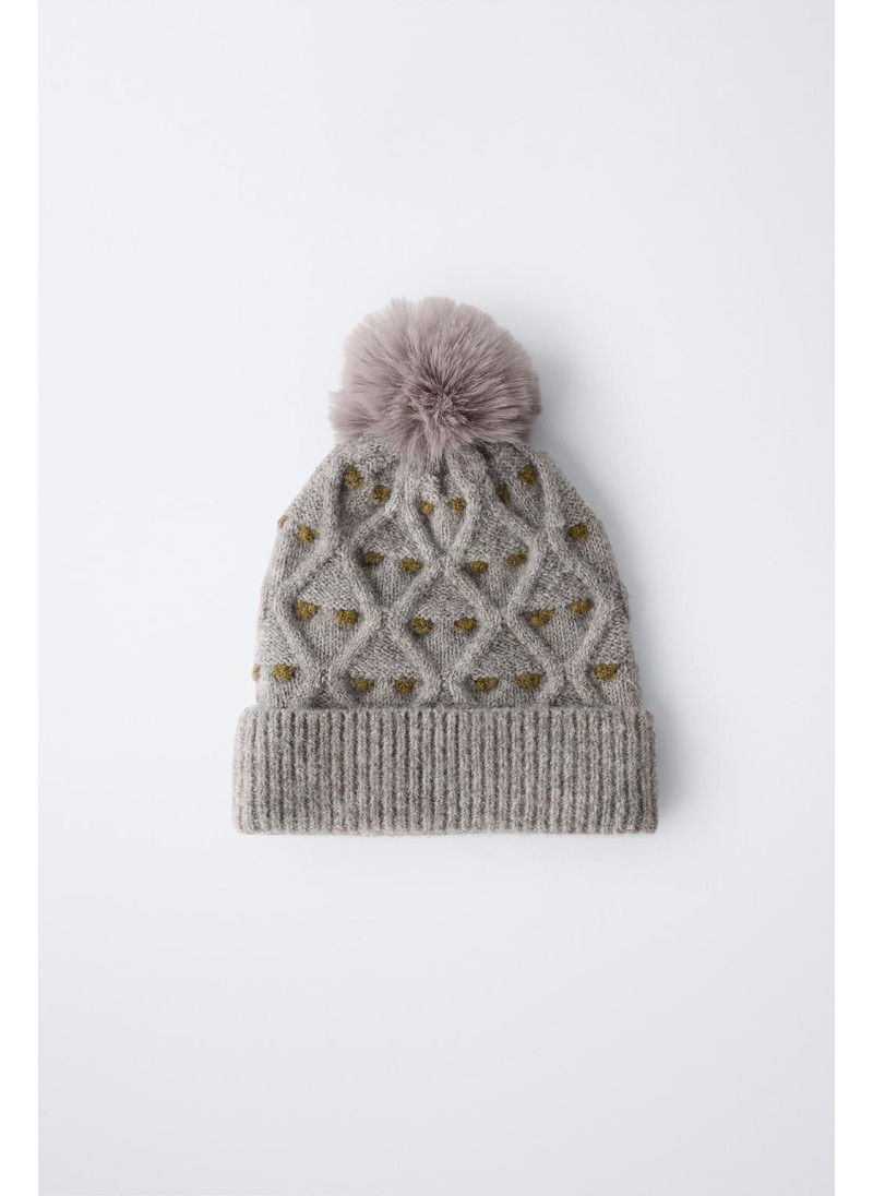 ТРИКОТАЖНАЯ ШАПКА В ГОРОШЕК С ПОМПОНОМ ТРИКОТАЖНАЯ ШАПКА В ГОРОШЕК С ПОМПОНОМ