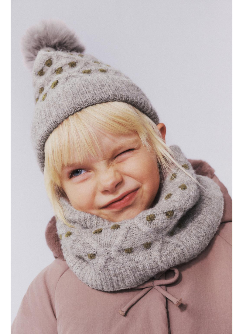 ТРИКОТАЖНАЯ ШАПКА В ГОРОШЕК С ПОМПОНОМ ТРИКОТАЖНАЯ ШАПКА В ГОРОШЕК С ПОМПОНОМ