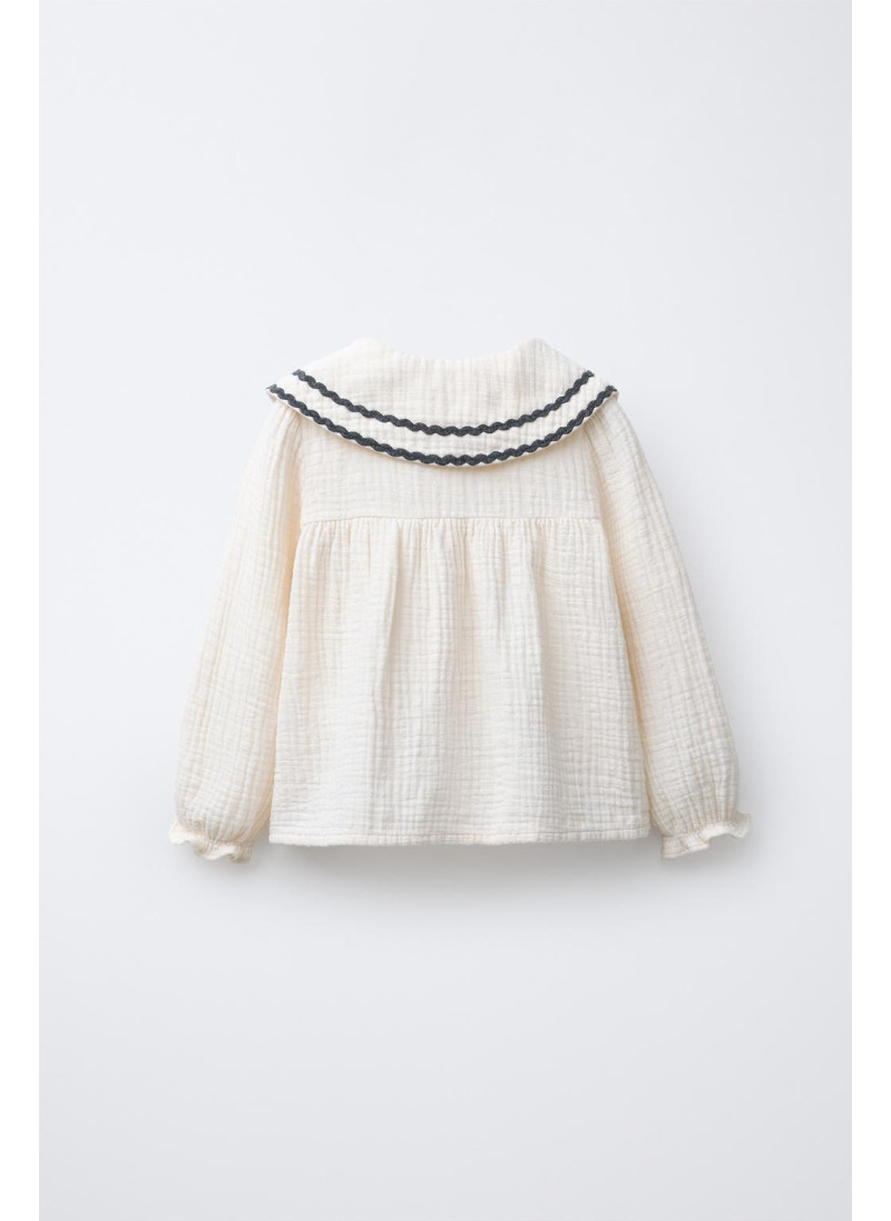 РУБАШКА ИЗ РЕЛЬЕФНОЙ ТКАНИ С КОНТРАСТНЫМ ВОЛНИСТЫМ ВОРОТНИКОМ РУБАШКА ИЗ РЕЛЬЕФНОЙ ТКАНИ С КОНТРАСТНЫМ ВОЛНИСТЫМ ВОРОТНИКОМ