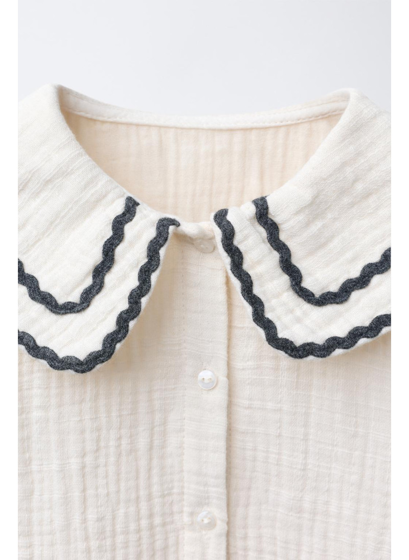 РУБАШКА ИЗ РЕЛЬЕФНОЙ ТКАНИ С КОНТРАСТНЫМ ВОЛНИСТЫМ ВОРОТНИКОМ РУБАШКА ИЗ РЕЛЬЕФНОЙ ТКАНИ С КОНТРАСТНЫМ ВОЛНИСТЫМ ВОРОТНИКОМ