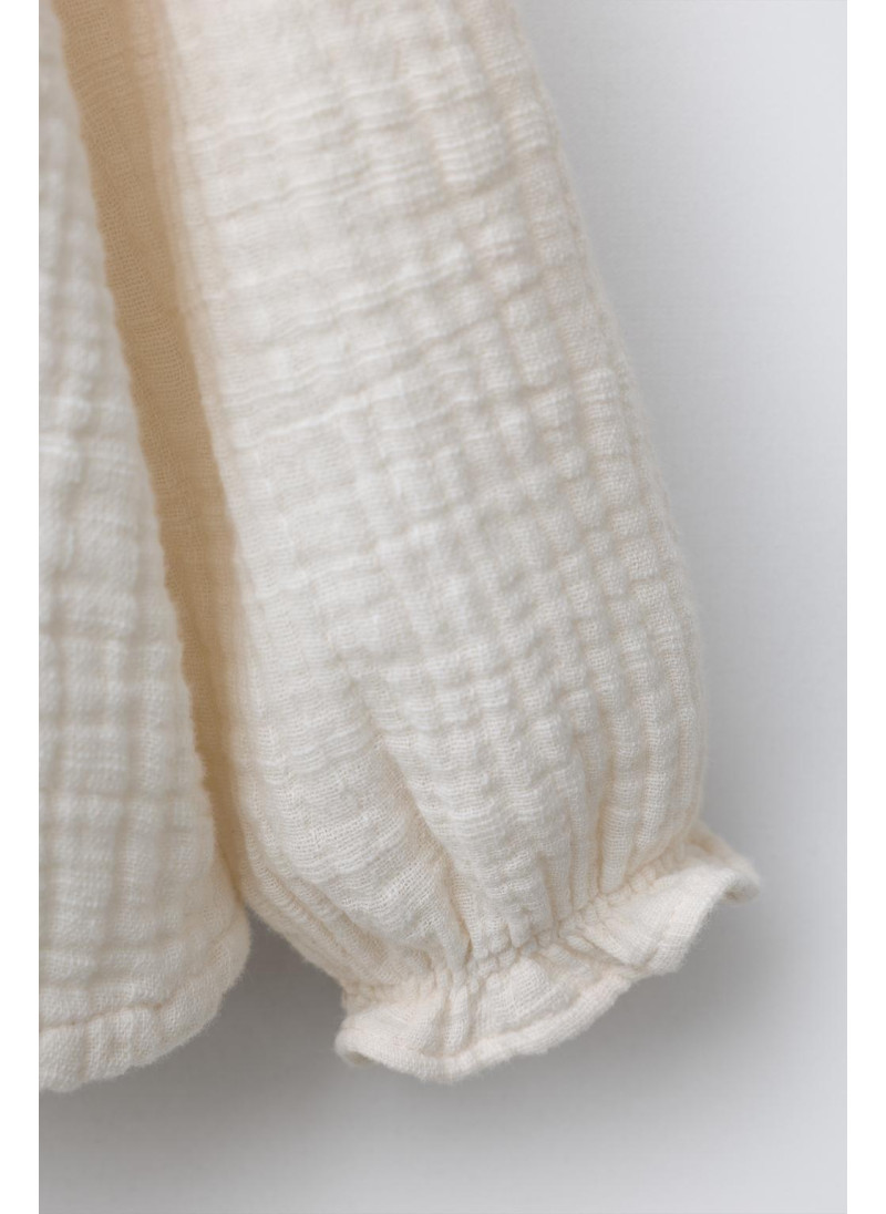 РУБАШКА ИЗ РЕЛЬЕФНОЙ ТКАНИ С КОНТРАСТНЫМ ВОЛНИСТЫМ ВОРОТНИКОМ РУБАШКА ИЗ РЕЛЬЕФНОЙ ТКАНИ С КОНТРАСТНЫМ ВОЛНИСТЫМ ВОРОТНИКОМ