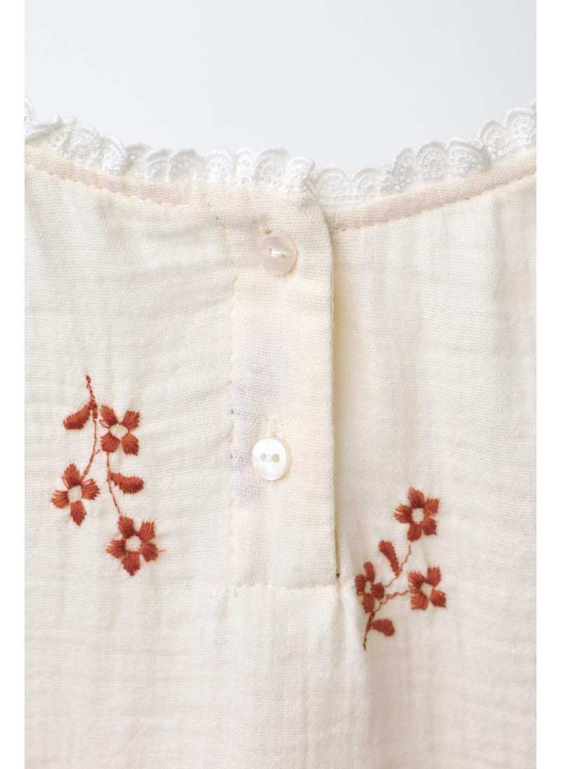 БЛУЗА С ВЫШИТЫМИ ЦВЕТАМИ И КРУЖЕВОМ БЛУЗА С ВЫШИТЫМИ ЦВЕТАМИ И КРУЖЕВОМ