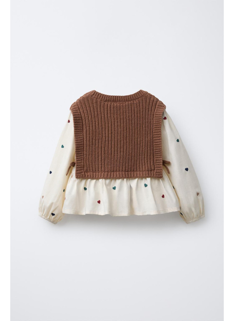 РУБАШКА С ВЫШИВКОЙ «СЕРДЦА» И ТРИКОТАЖНЫМ ЖИЛЕТОМ РУБАШКА С ВЫШИВКОЙ «СЕРДЦА» И ТРИКОТАЖНЫМ ЖИЛЕТОМ