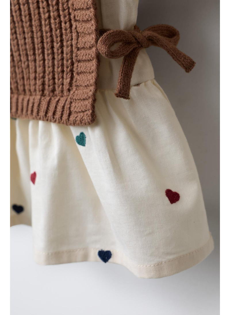 РУБАШКА С ВЫШИВКОЙ «СЕРДЦА» И ТРИКОТАЖНЫМ ЖИЛЕТОМ РУБАШКА С ВЫШИВКОЙ «СЕРДЦА» И ТРИКОТАЖНЫМ ЖИЛЕТОМ