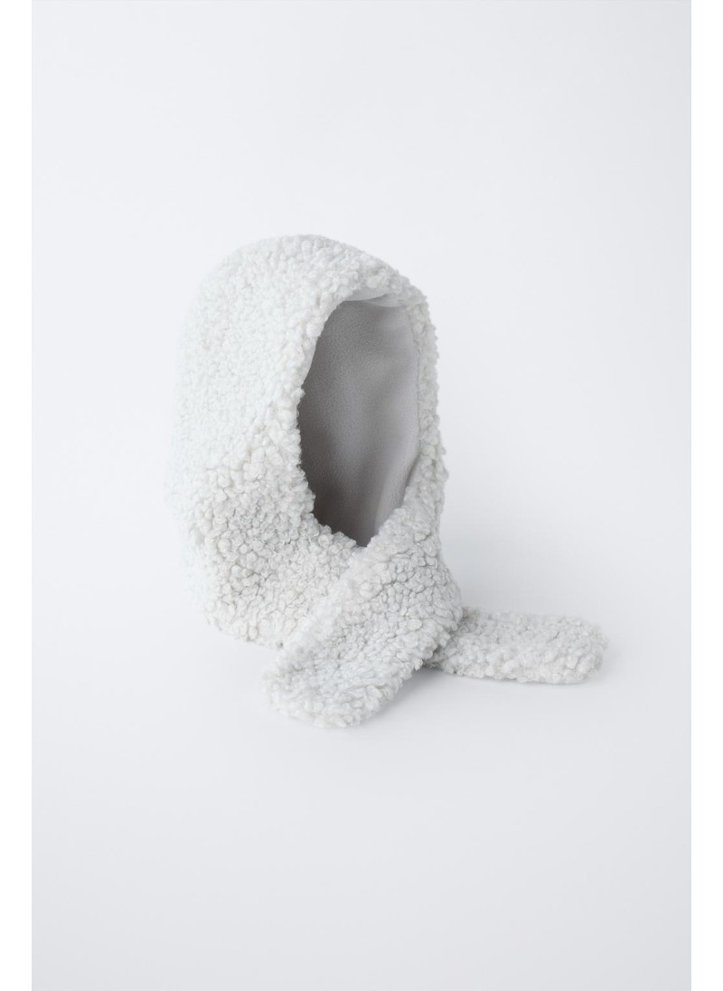 Шапка из искусственного меха с деталью на шее Шапка из искусственного меха с деталью на шее