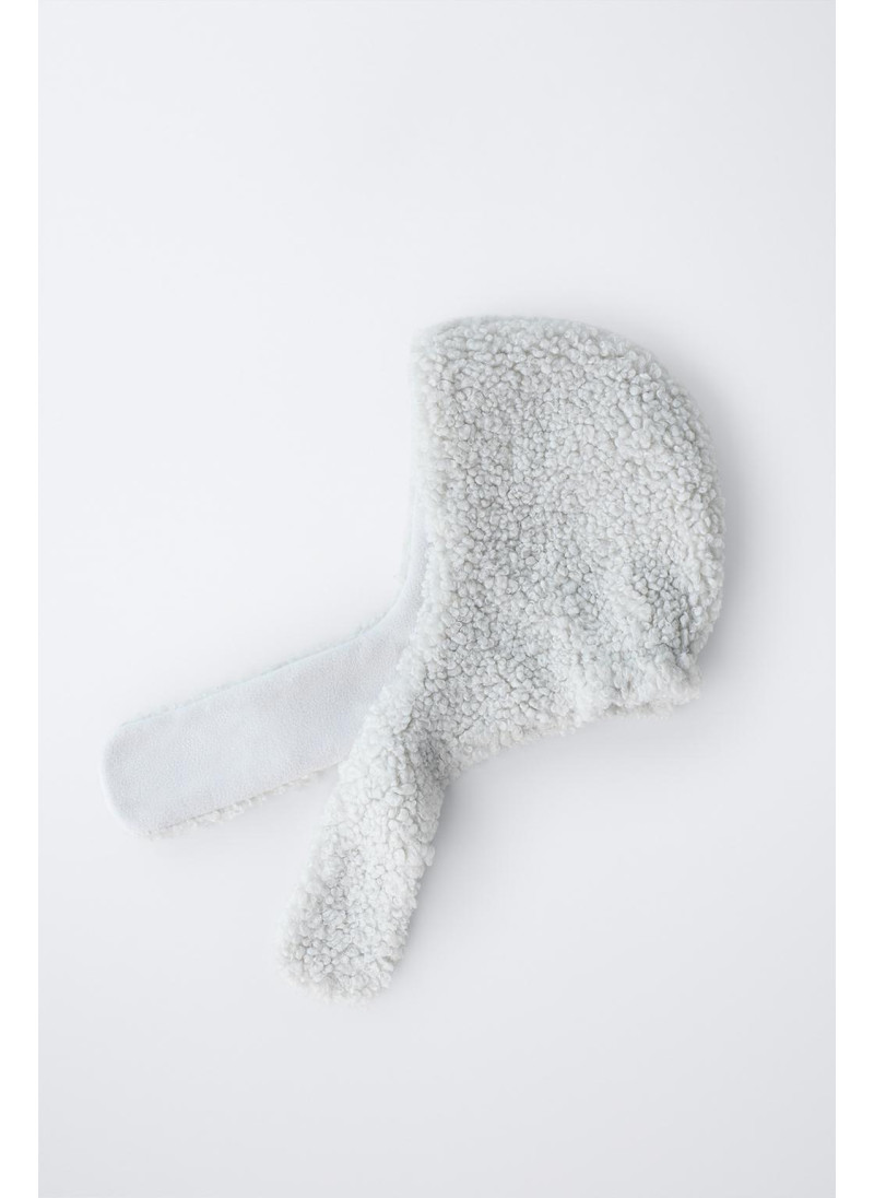 Шапка из искусственного меха с деталью на шее Шапка из искусственного меха с деталью на шее