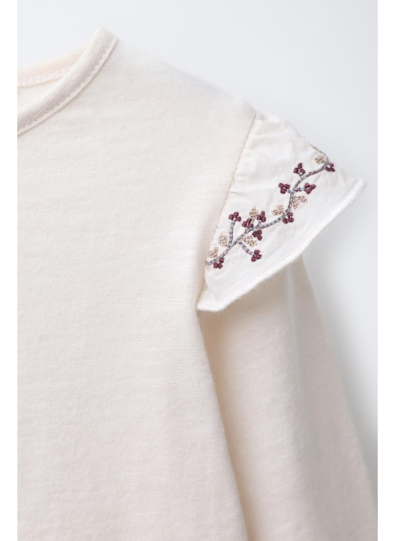 ФУТБОЛКА С ВОЛАНАМИ И ЦВЕТОЧНОЙ ВЫШИВКОЙ ФУТБОЛКА С ВОЛАНАМИ И ЦВЕТОЧНОЙ ВЫШИВКОЙ