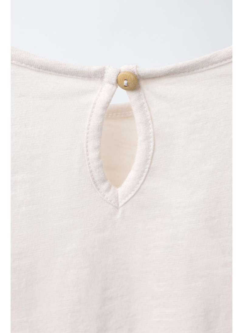 ФУТБОЛКА С ВОЛАНАМИ И ЦВЕТОЧНОЙ ВЫШИВКОЙ ФУТБОЛКА С ВОЛАНАМИ И ЦВЕТОЧНОЙ ВЫШИВКОЙ