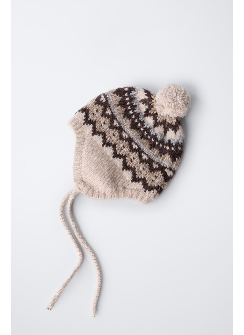 ЖАККАРДОВЫЙ ТРИКОТАЖНЫЙ ЧЕПЧИК С ПОМПОНОМ ЖАККАРДОВЫЙ ТРИКОТАЖНЫЙ ЧЕПЧИК С ПОМПОНОМ