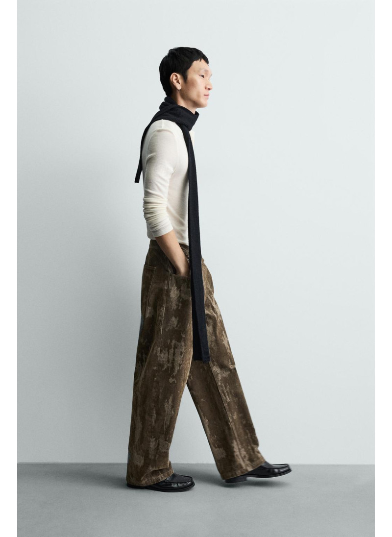 Джинсы свободного кроя с бархатистым покрытием Джинсы свободного кроя с бархатистым покрытием