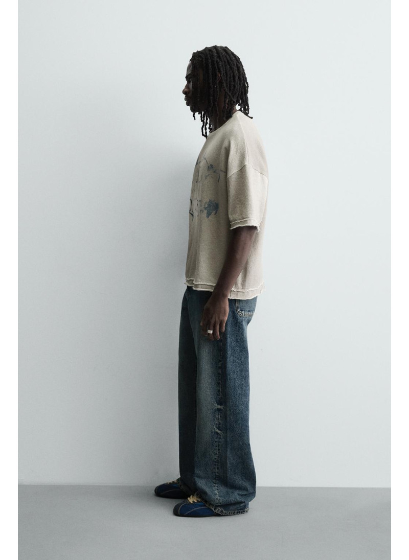 Трикотажная футболка с принтом спрея Трикотажная футболка с принтом спрея