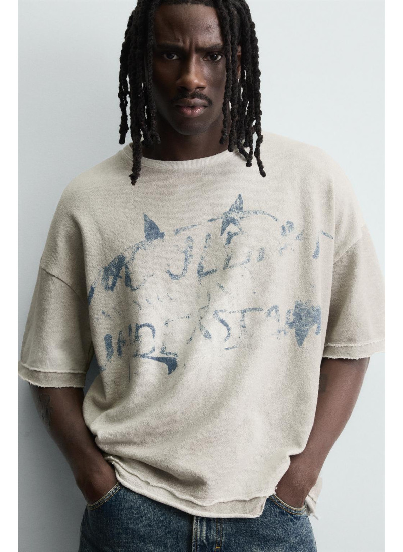 Трикотажная футболка с принтом спрея Трикотажная футболка с принтом спрея