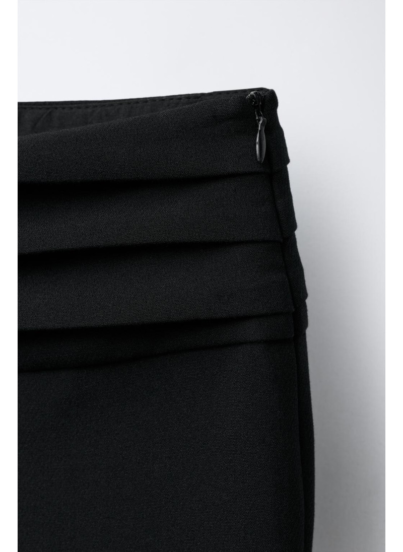 Брюки со шпильками и расширяющиеся штанины Брюки со шпильками и расширяющиеся штанины