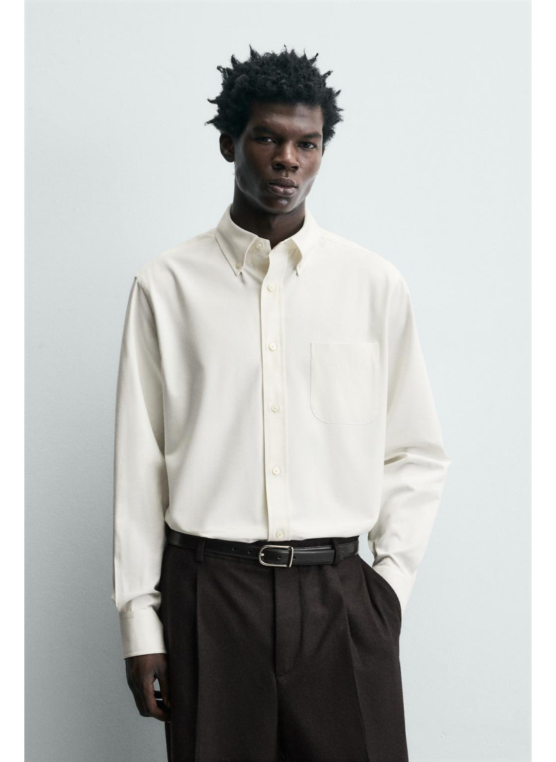 РУБАШКА КЛАССИЧЕСКОГО КРОЯ ИЗ РЕЛЬЕФНОЙ ТКАНИ ЛИМИТИРОВАННАЯ СЕРИЯ РУБАШКА КЛАССИЧЕСКОГО КРОЯ ИЗ РЕЛЬЕФНОЙ ТКАНИ ЛИМИТИРОВАННАЯ СЕРИЯ