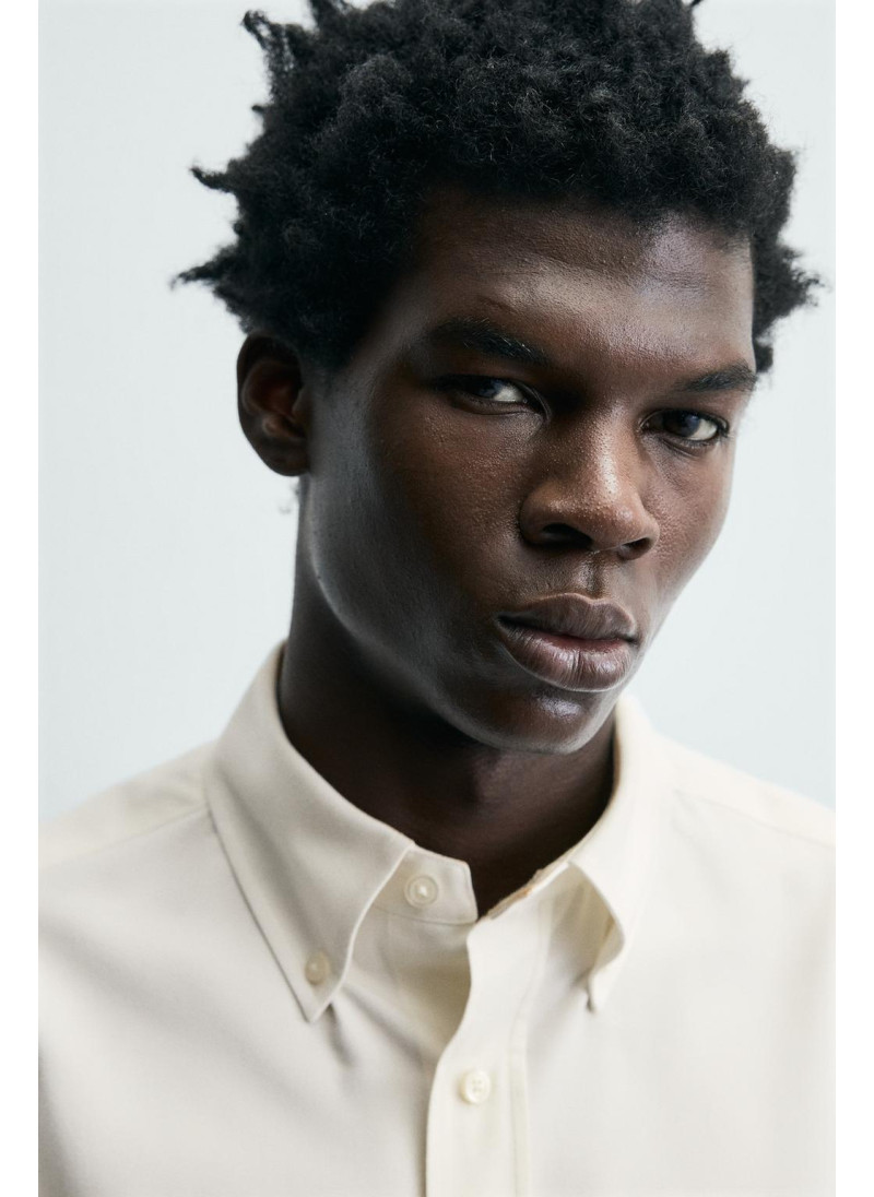 РУБАШКА КЛАССИЧЕСКОГО КРОЯ ИЗ РЕЛЬЕФНОЙ ТКАНИ ЛИМИТИРОВАННАЯ СЕРИЯ РУБАШКА КЛАССИЧЕСКОГО КРОЯ ИЗ РЕЛЬЕФНОЙ ТКАНИ ЛИМИТИРОВАННАЯ СЕРИЯ