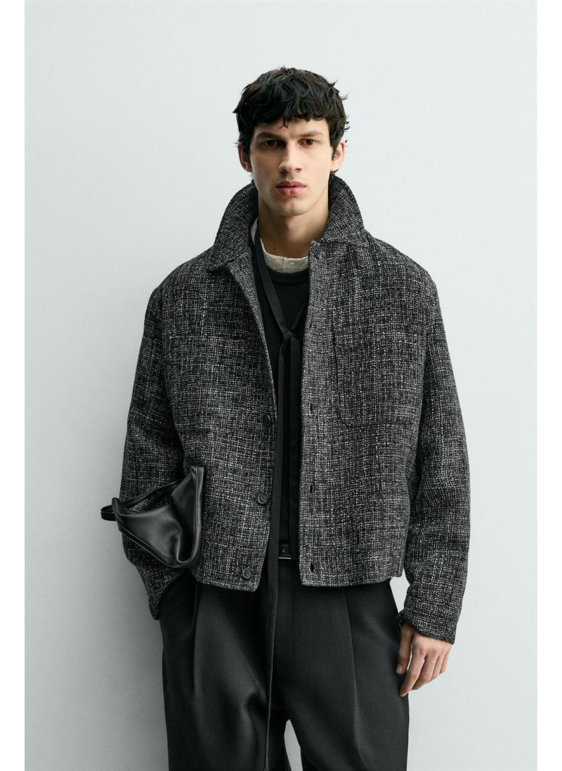 КУРТКА-РУБАШКА С КАРМАНАМИ ИЗ РЕЛЬЕФНОЙ ТКАНИ КУРТКА-РУБАШКА С КАРМАНАМИ ИЗ РЕЛЬЕФНОЙ ТКАНИ