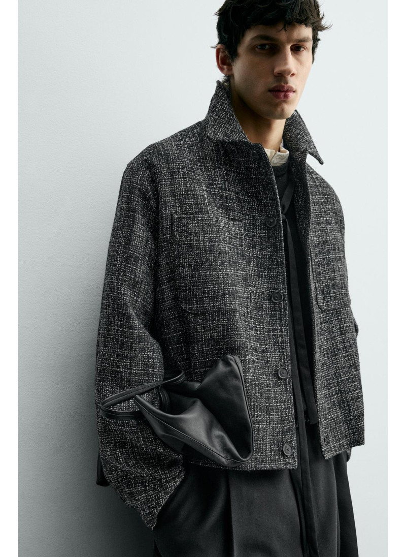 КУРТКА-РУБАШКА С КАРМАНАМИ ИЗ РЕЛЬЕФНОЙ ТКАНИ КУРТКА-РУБАШКА С КАРМАНАМИ ИЗ РЕЛЬЕФНОЙ ТКАНИ