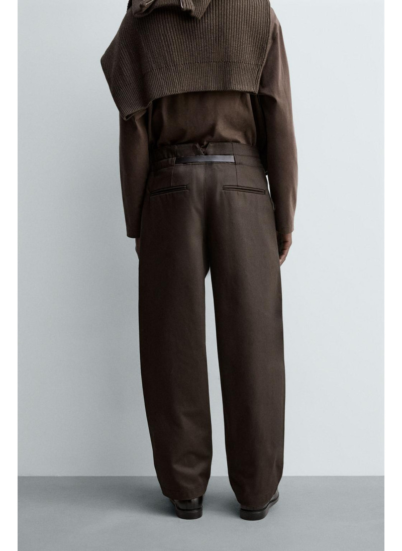 Брюки с защипами и поясом Брюки с защипами и поясом