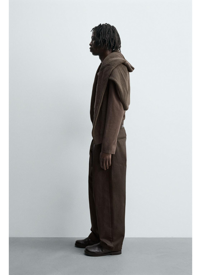 Брюки с защипами и поясом Брюки с защипами и поясом