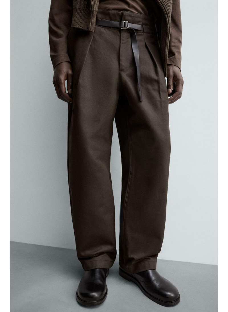 Брюки с защипами и поясом Брюки с защипами и поясом