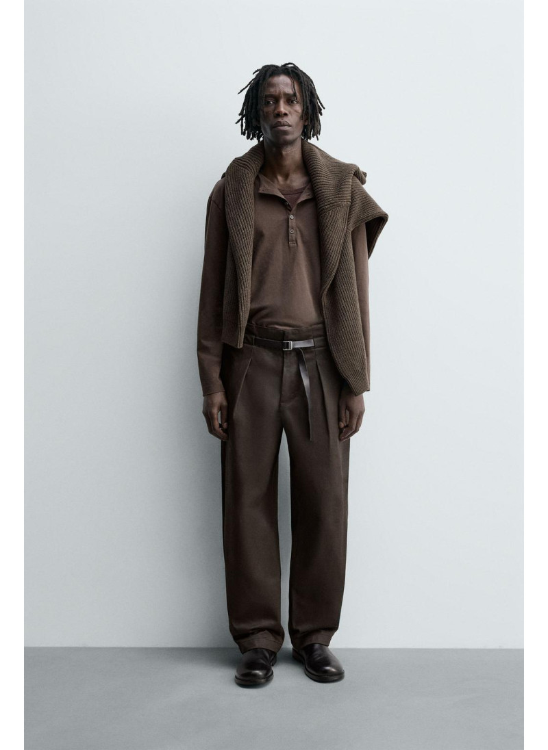 Брюки с защипами и поясом