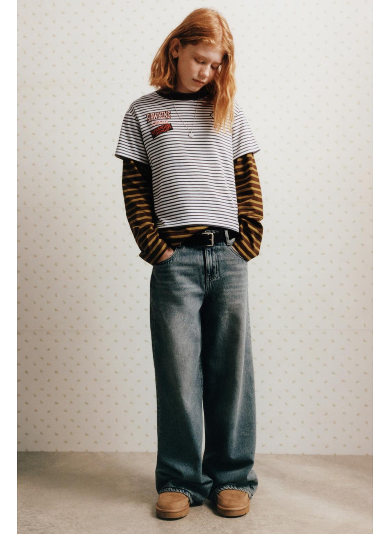 ФУТБОЛКА В ПОЛОСКУ STRANGER THINGS © NETFLIX ФУТБОЛКА В ПОЛОСКУ STRANGER THINGS © NETFLIX