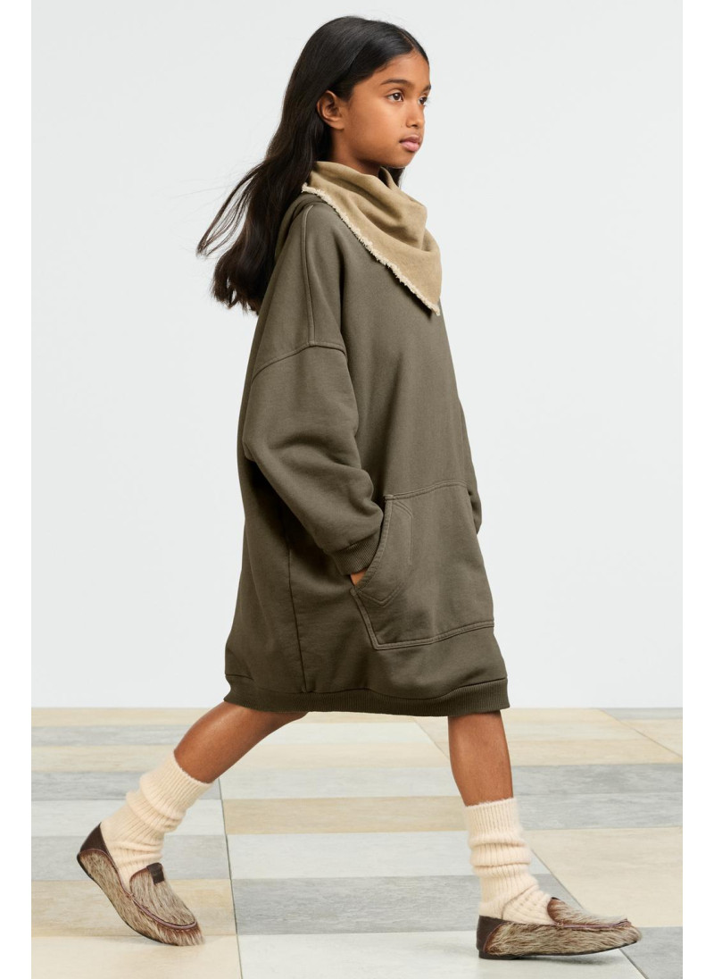 Плюшевое платье с капюшоном и манжетами три четверти. карман-кенгуру спереди. эластичный низ. ткань 100% хлопок. Плюшевое платье с капюшоном и манжетами три четверти. карман-кенгуру спереди. эластичный низ. ткань 100% хлопок.