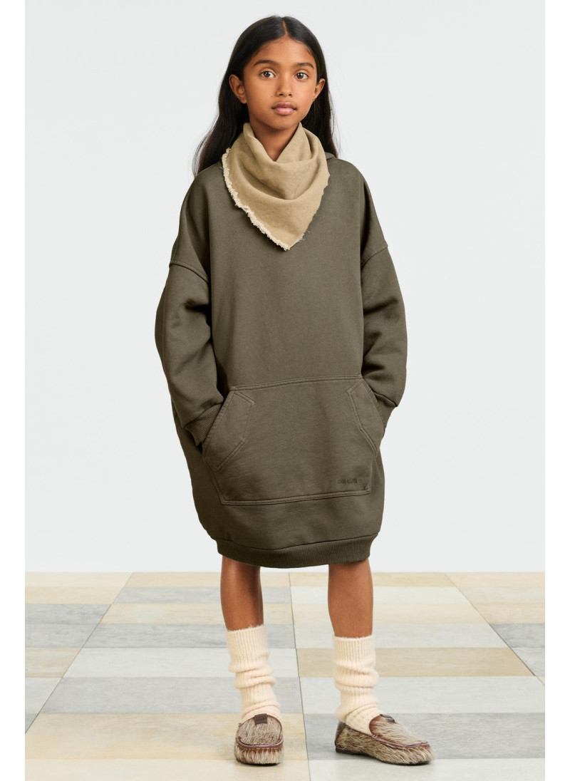 Плюшевое платье с капюшоном и манжетами три четверти. карман-кенгуру спереди. эластичный низ. ткань 100% хлопок. Плюшевое платье с капюшоном и манжетами три четверти. карман-кенгуру спереди. эластичный низ. ткань 100% хлопок.