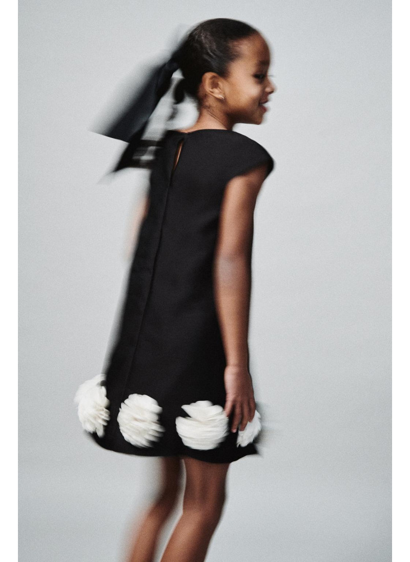 АТЛАСНОЕ ПЛАТЬЕ С ЦВЕТОЧНЫМ ПРИНТОМ АТЛАСНОЕ ПЛАТЬЕ С ЦВЕТОЧНЫМ ПРИНТОМ