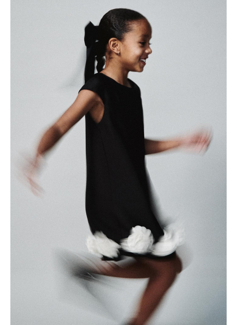 АТЛАСНОЕ ПЛАТЬЕ С ЦВЕТОЧНЫМ ПРИНТОМ АТЛАСНОЕ ПЛАТЬЕ С ЦВЕТОЧНЫМ ПРИНТОМ