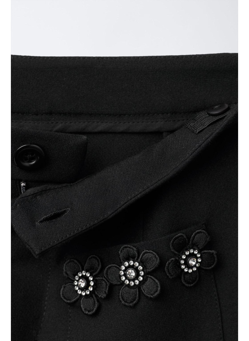 Брюки с цветочными деталями на замке Брюки с цветочными деталями на замке