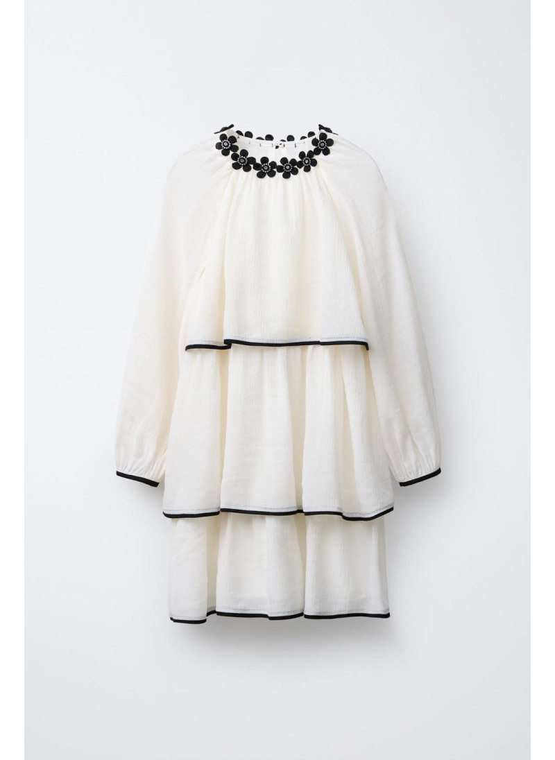 ЛЕГКОЕ ПЛАТЬЕ С ЦВЕТОЧНЫМ УКРАШЕНИЕМ ЛЕГКОЕ ПЛАТЬЕ С ЦВЕТОЧНЫМ УКРАШЕНИЕМ