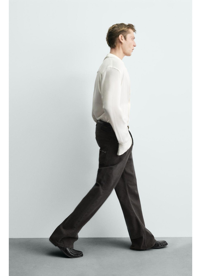 Джинсы с расклешенными штанинами и восковым покрытием Джинсы с расклешенными штанинами и восковым покрытием