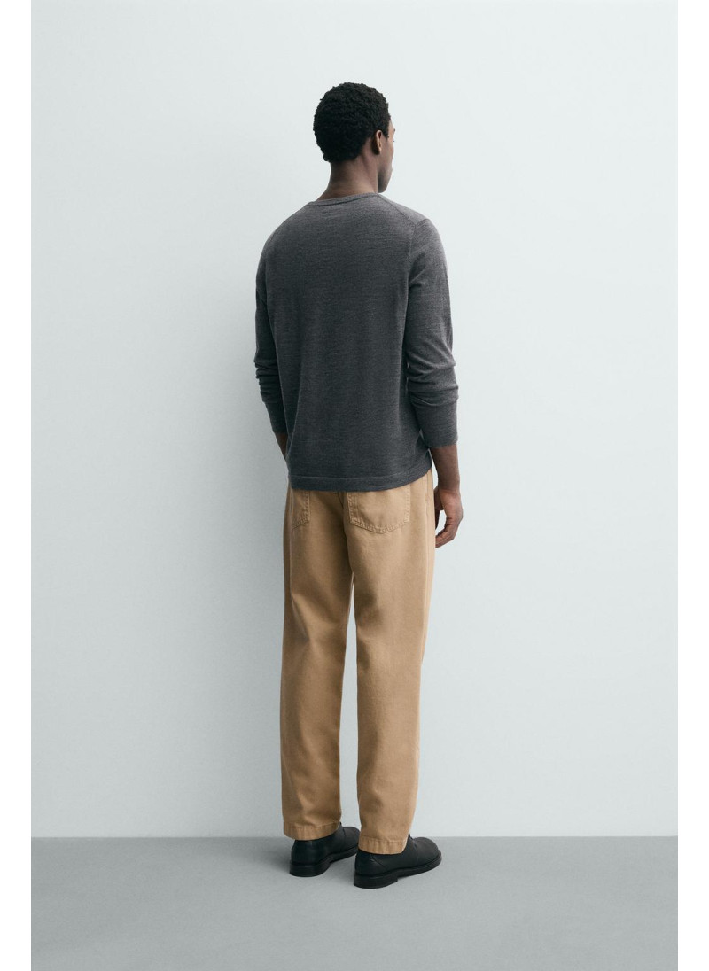 ДЖИНСЫ КЛАССИЧЕСКОГО КРОЯ С ЭФФЕКТОМ ПОТЕРТОСТИ ДЖИНСЫ КЛАССИЧЕСКОГО КРОЯ С ЭФФЕКТОМ ПОТЕРТОСТИ