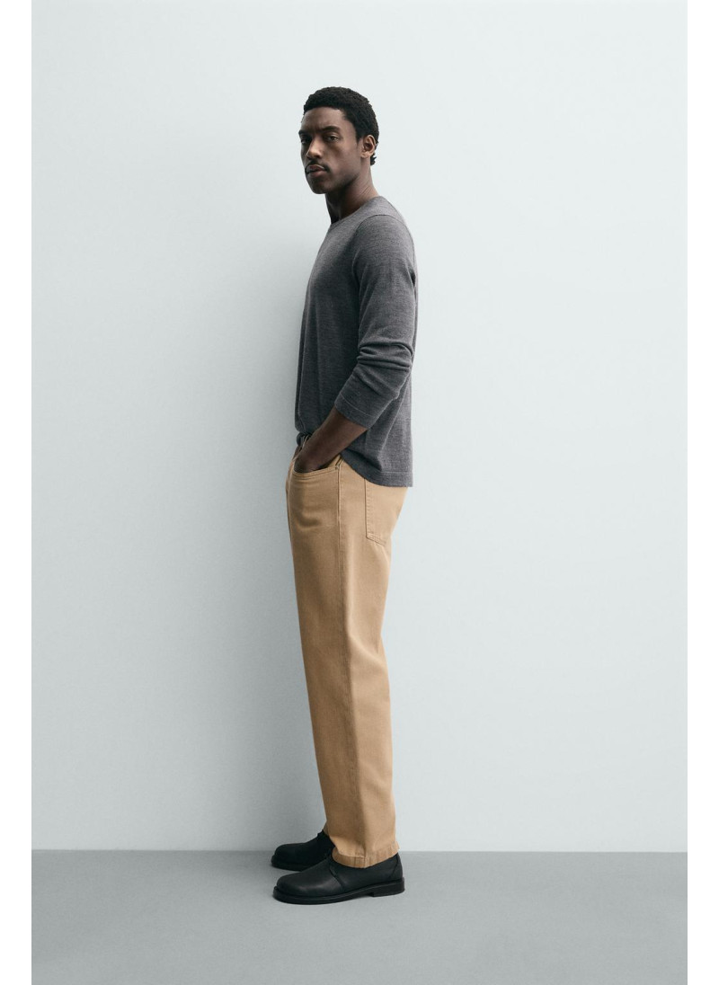 ДЖИНСЫ КЛАССИЧЕСКОГО КРОЯ С ЭФФЕКТОМ ПОТЕРТОСТИ ДЖИНСЫ КЛАССИЧЕСКОГО КРОЯ С ЭФФЕКТОМ ПОТЕРТОСТИ