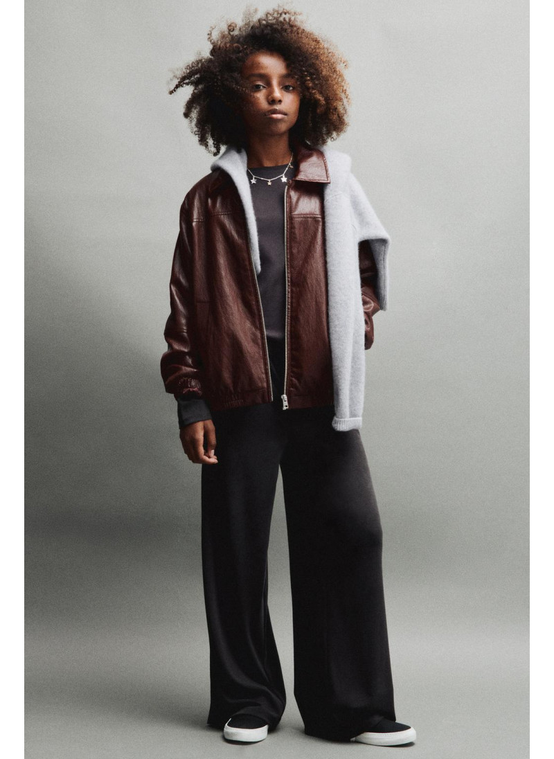 СПОРТИВНАЯ ФУТБОЛКА СО СБОРКАМИ СПОРТИВНАЯ ФУТБОЛКА СО СБОРКАМИ