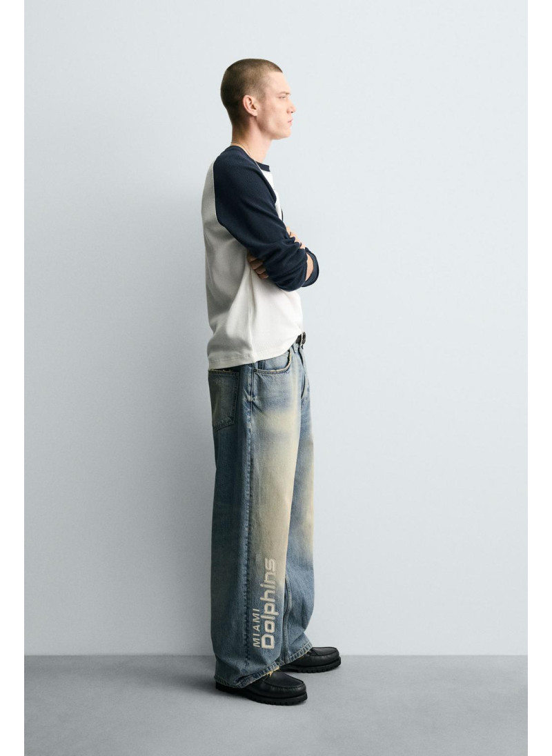 ДЖИНСЫ RELAXED FIT С ВЫШИВКОЙ NFL MIAMI DOLPHINS ДЖИНСЫ RELAXED FIT С ВЫШИВКОЙ NFL MIAMI DOLPHINS
