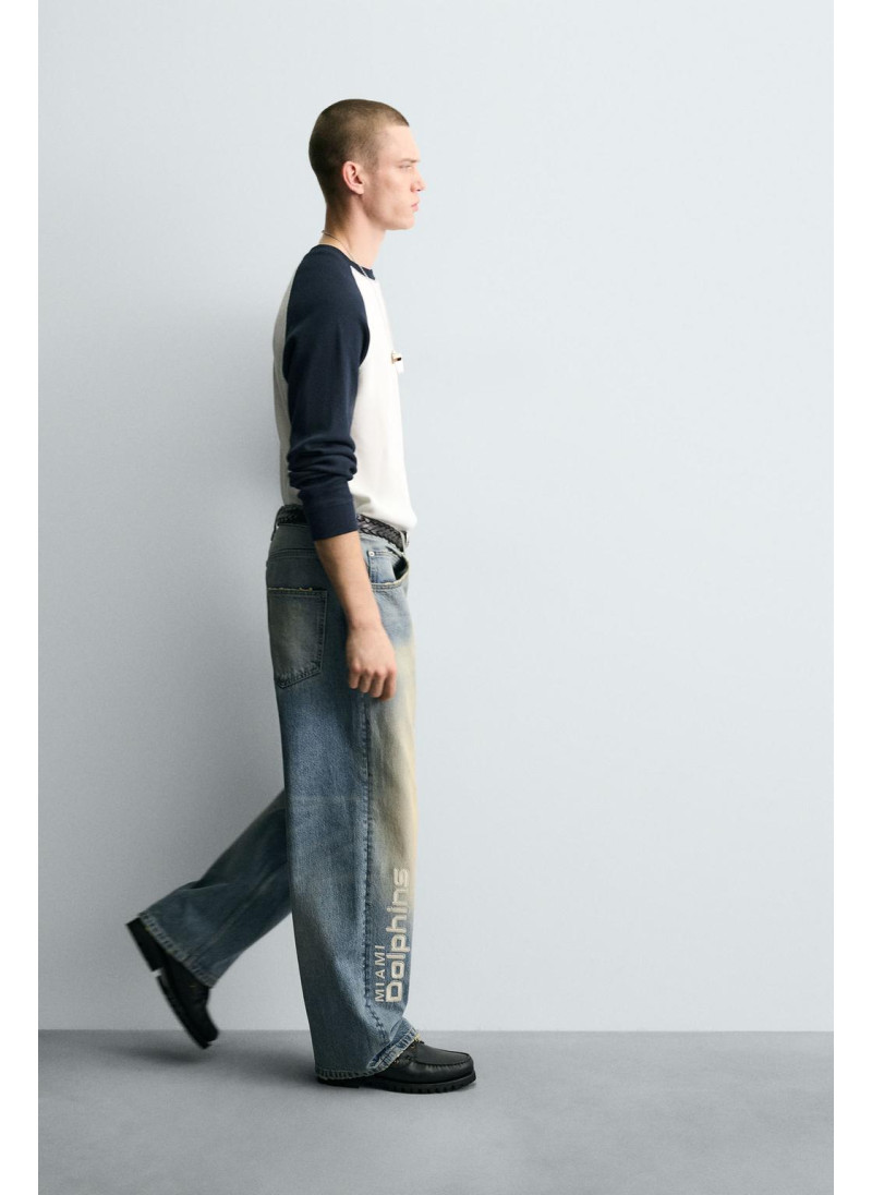 ДЖИНСЫ RELAXED FIT С ВЫШИВКОЙ NFL MIAMI DOLPHINS ДЖИНСЫ RELAXED FIT С ВЫШИВКОЙ NFL MIAMI DOLPHINS