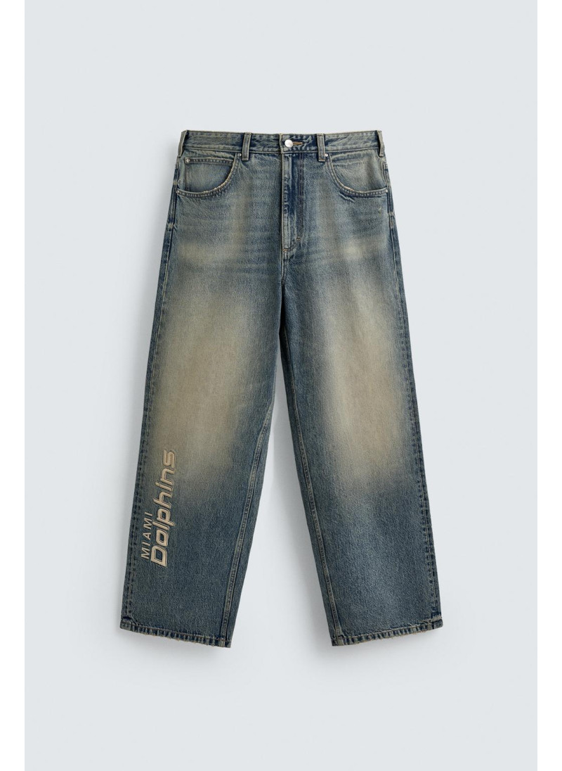ДЖИНСЫ RELAXED FIT С ВЫШИВКОЙ NFL MIAMI DOLPHINS ДЖИНСЫ RELAXED FIT С ВЫШИВКОЙ NFL MIAMI DOLPHINS