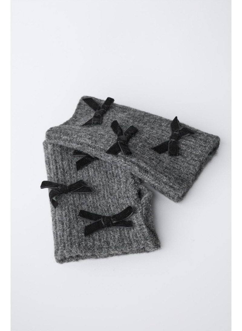 ВЯЗАНЫЕ МИТЕНКИ С БАРХАТНЫМИ БАНТАМИ ВЯЗАНЫЕ МИТЕНКИ С БАРХАТНЫМИ БАНТАМИ