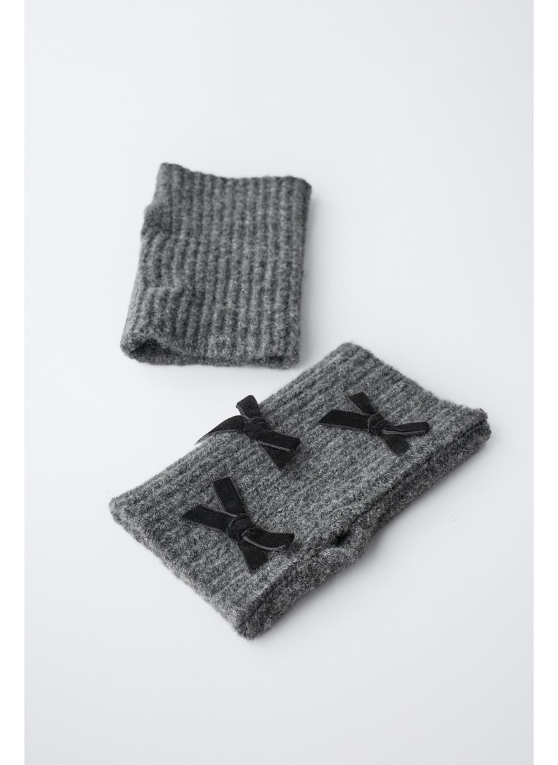 ВЯЗАНЫЕ МИТЕНКИ С БАРХАТНЫМИ БАНТАМИ ВЯЗАНЫЕ МИТЕНКИ С БАРХАТНЫМИ БАНТАМИ