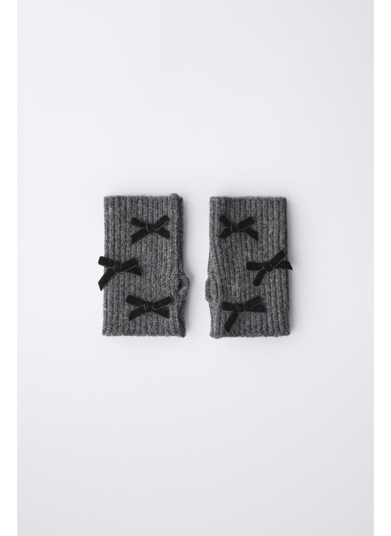 ВЯЗАНЫЕ МИТЕНКИ С БАРХАТНЫМИ БАНТАМИ ВЯЗАНЫЕ МИТЕНКИ С БАРХАТНЫМИ БАНТАМИ