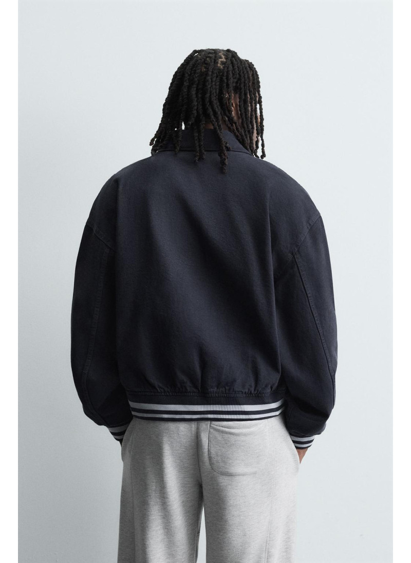 Бомбер с нашивками Бомбер с нашивками