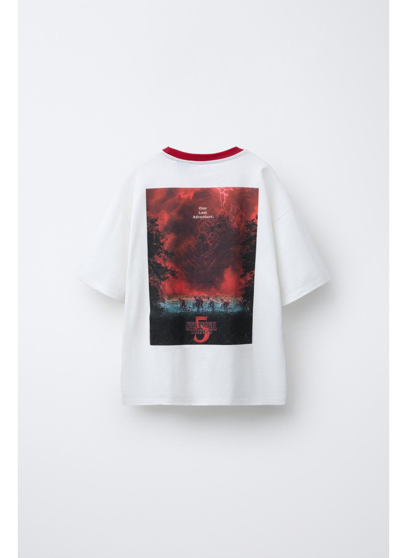 ФУТБОЛКА С КОНТРАСТНЫМ ВОРОТНИКОМ STRANGER THINGS © NETFLIX ФУТБОЛКА С КОНТРАСТНЫМ ВОРОТНИКОМ STRANGER THINGS © NETFLIX