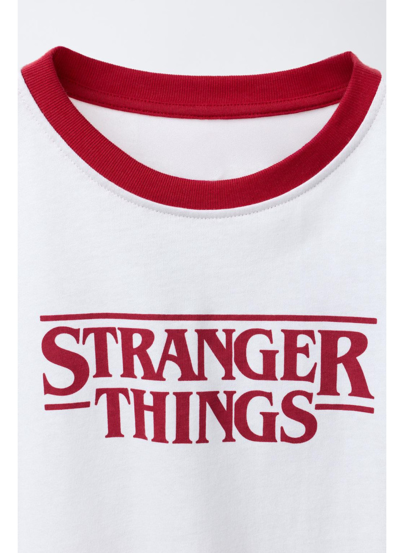 ФУТБОЛКА С КОНТРАСТНЫМ ВОРОТНИКОМ STRANGER THINGS © NETFLIX ФУТБОЛКА С КОНТРАСТНЫМ ВОРОТНИКОМ STRANGER THINGS © NETFLIX