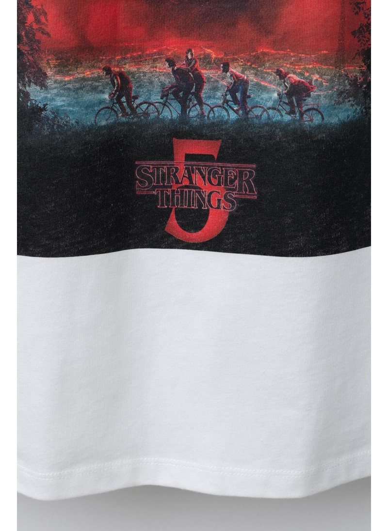 ФУТБОЛКА С КОНТРАСТНЫМ ВОРОТНИКОМ STRANGER THINGS © NETFLIX ФУТБОЛКА С КОНТРАСТНЫМ ВОРОТНИКОМ STRANGER THINGS © NETFLIX